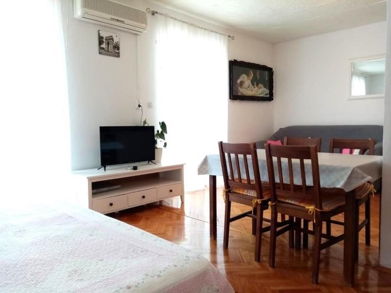 Jela Apartment *