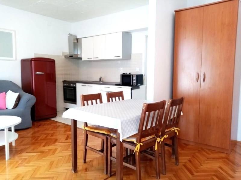 Jela Apartment *