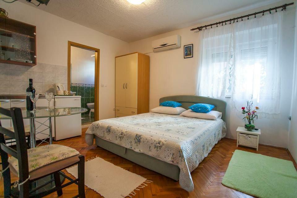 Jela * Makarska