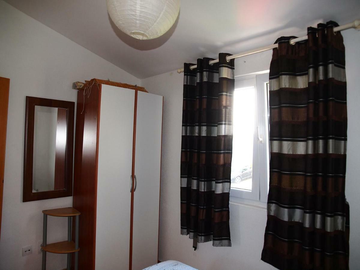 Jela Apartment *