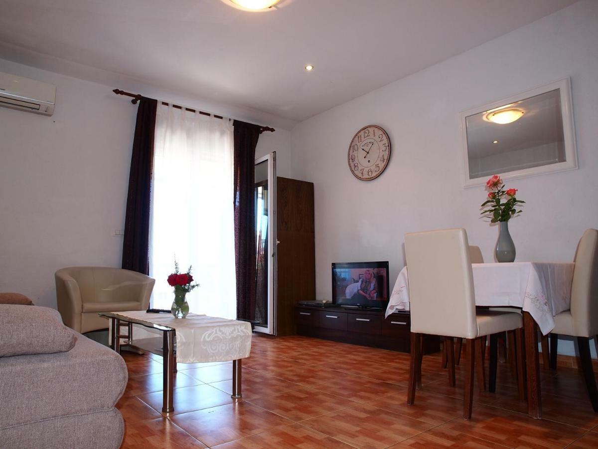 Jela Apartment *