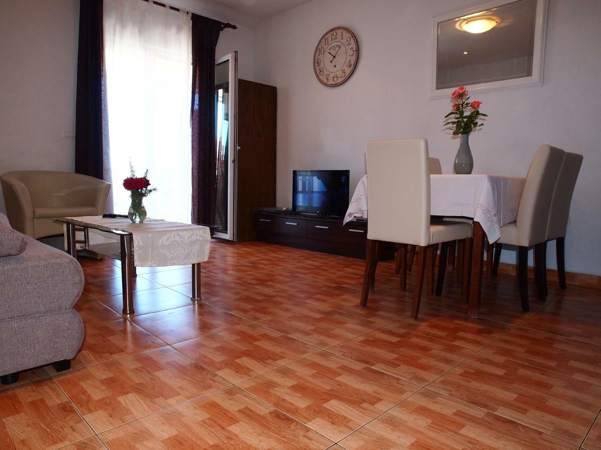 Jela Apartment *