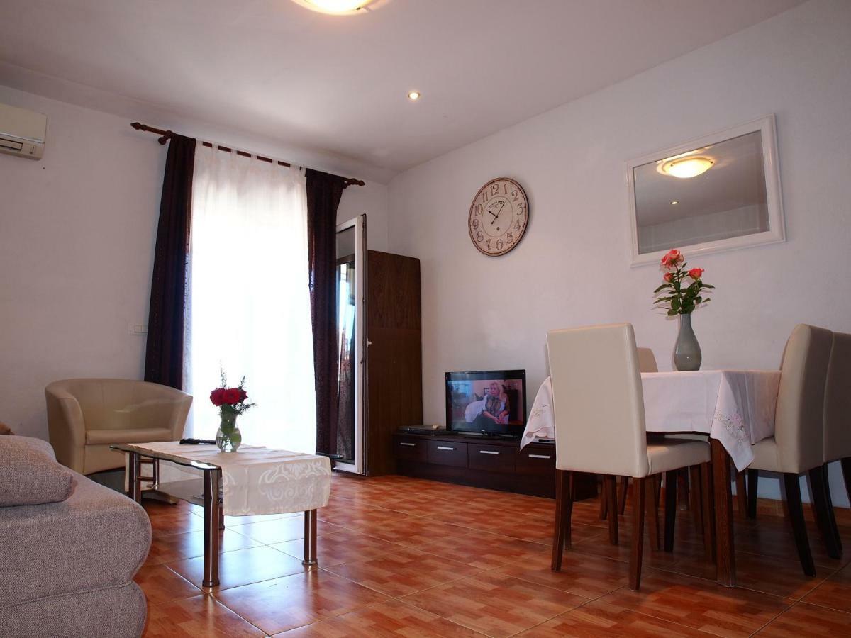 Apartment Jela *